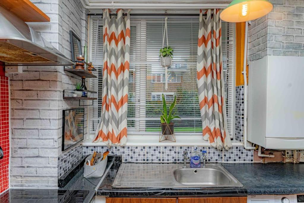 Unique Home W/Garden Hot Tub, Sauna & Cinema Room Лондон Экстерьер фото